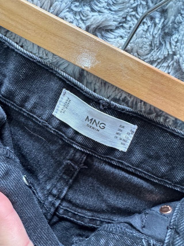 Minifalda vaquera negra desgastada