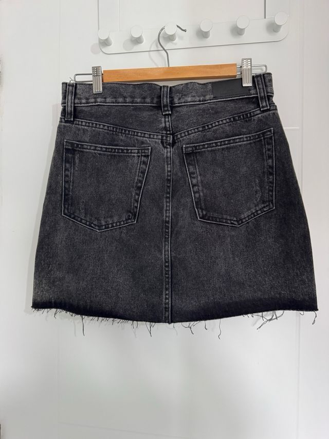 Minifalda vaquera negra desgastada