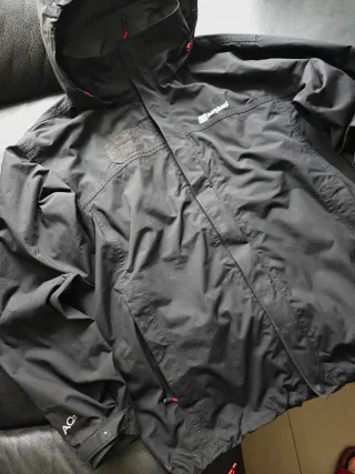 Chaqueta Berghaus impermeable térmica negra