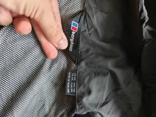 Chaqueta Berghaus impermeable térmica negra