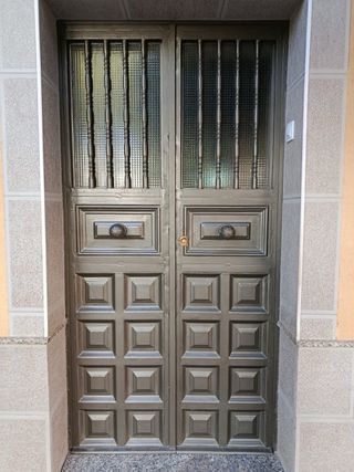 Puerta de hierro forjado con cristales