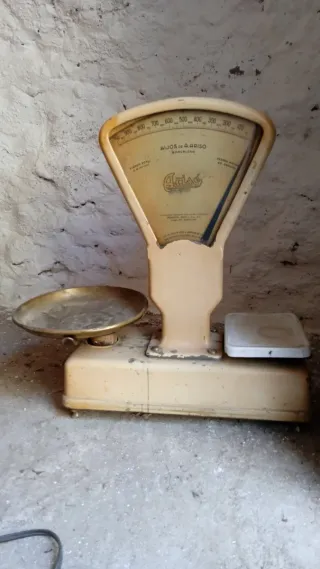 Báscula antigua de platos