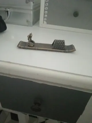 Figura de incienso en barca de bambú