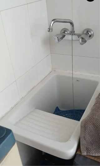 Pila de lavadero con grifo