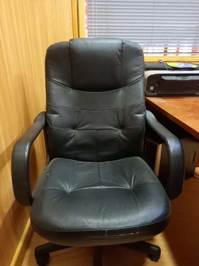 Sillón de oficina giratorio negro