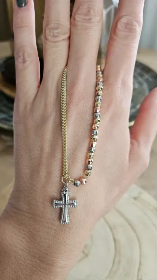 Pulsera laminada 14k con cruz y cuentas