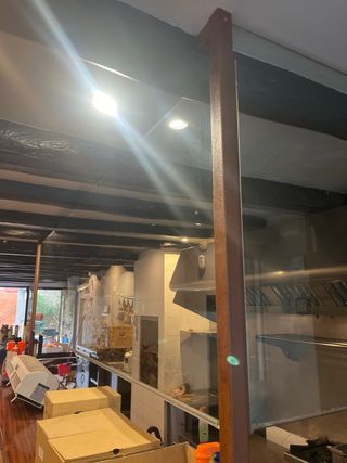 sujeta copas y cristalera