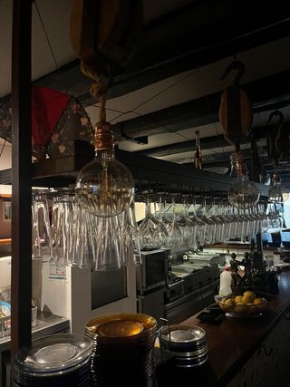 sujeta copas y cristalera