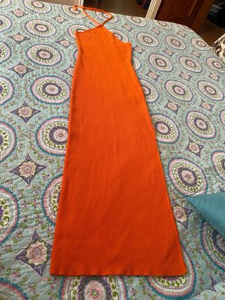 Vestido largo naranja con abertura lado izquierdo