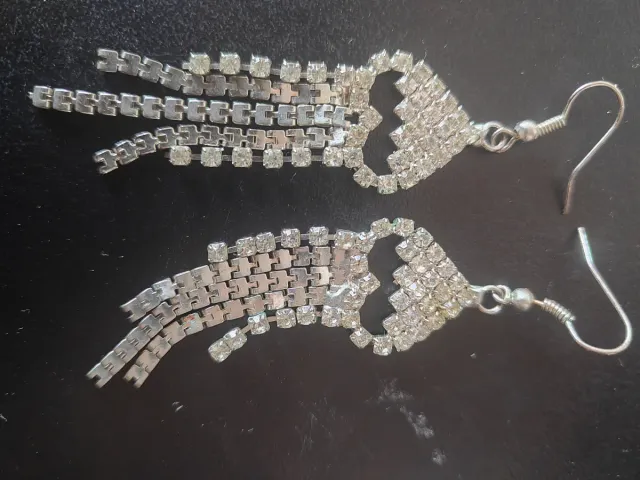 Pendientes largos plateados con pedrería