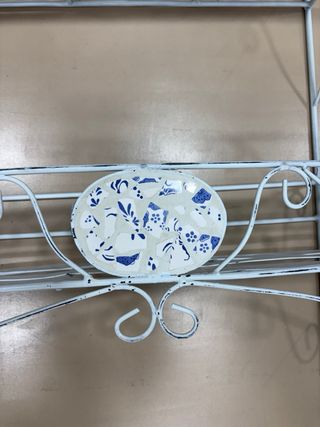 Estantería vintage beige con detalles azules