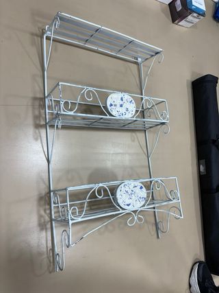 Estantería vintage beige con detalles azules