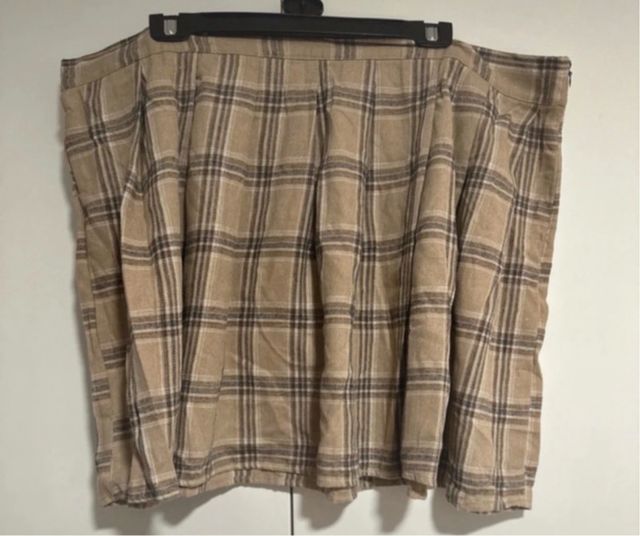 Falda de cuadros beige y marrón
