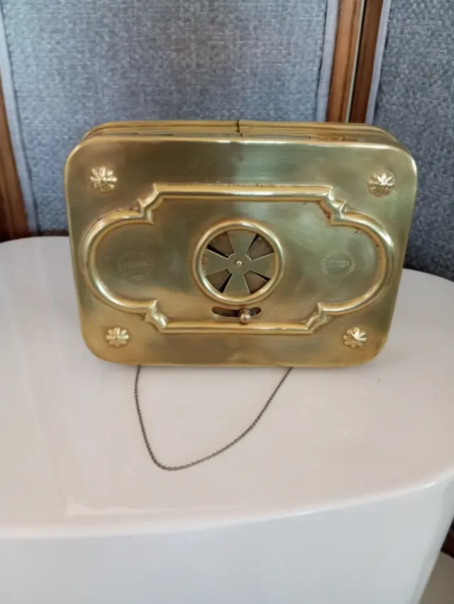 Calentador de pies antiguo de cobre