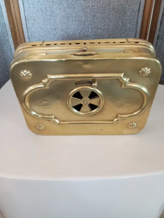 Calentador de pies antiguo de cobre