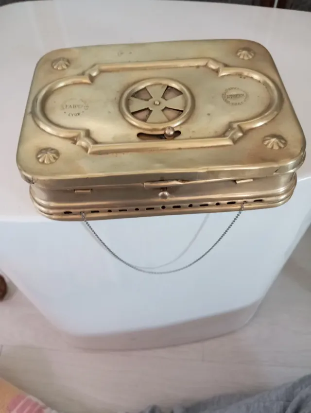 Calentador de pies antiguo de cobre