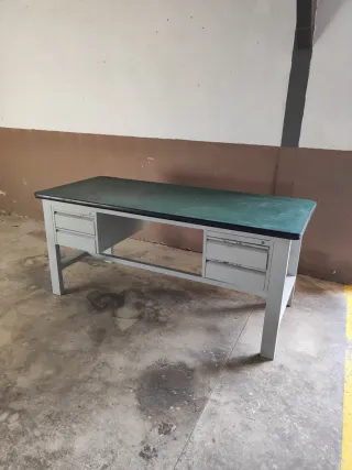 Banco de trabajo metálico robusto