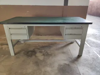 Banco de trabajo metálico robusto