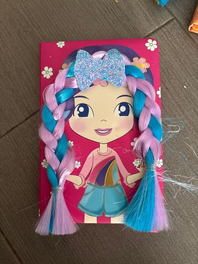 Diario infantil con trenzas y lazo, falta una hoja