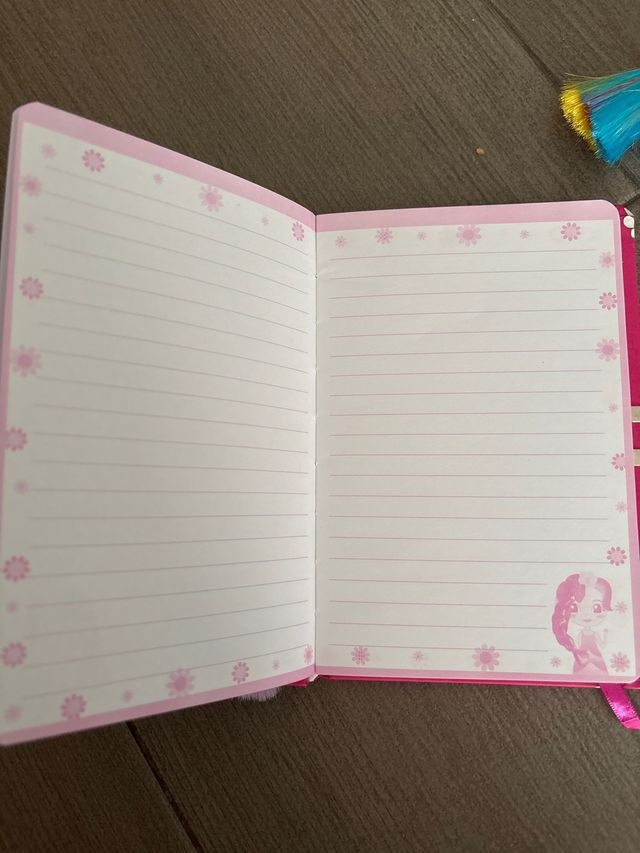 Diario infantil con trenzas y lazo, falta una hoja