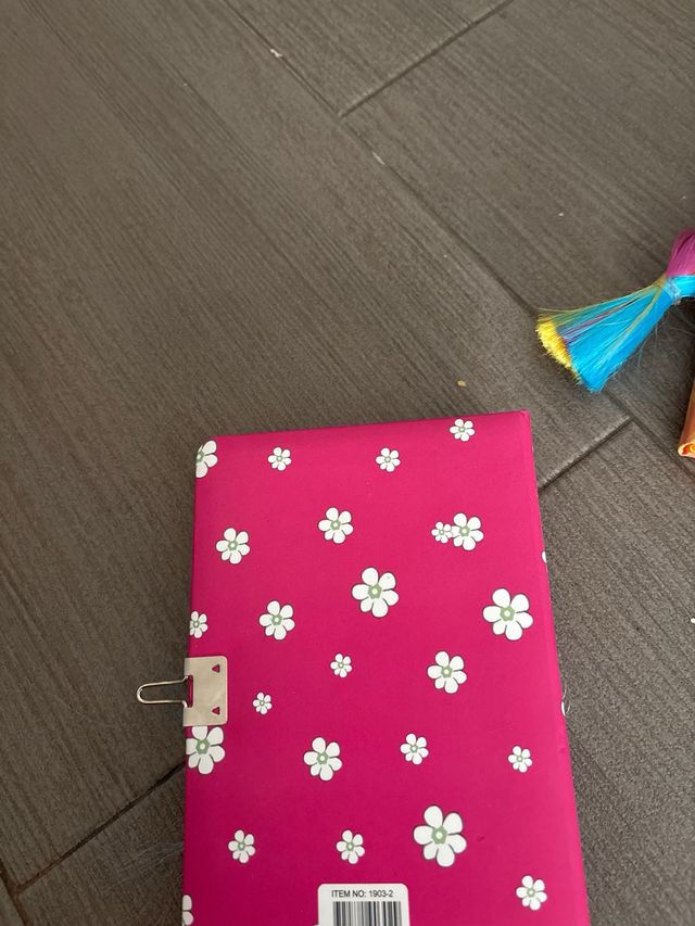 Diario infantil con trenzas y lazo, falta una hoja