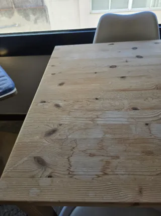 Mesa de madera IKEA y 4 sillas