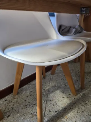 Mesa de madera IKEA y 4 sillas