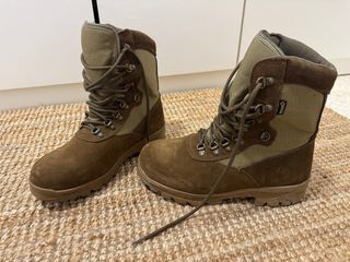 Botas militares marrones y verdes