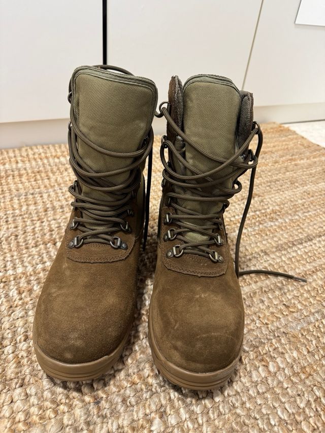 Botas militares marrones y verdes