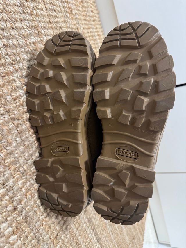 Botas militares marrones y verdes