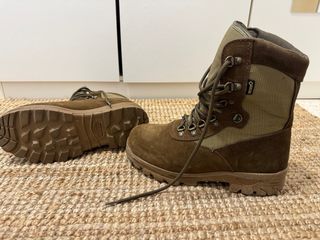 Botas militares marrones y verdes