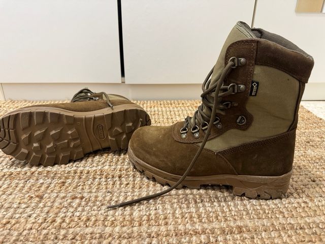 Botas militares marrones y verdes