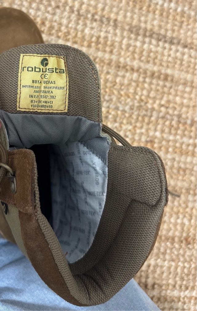 Botas militares marrones y verdes