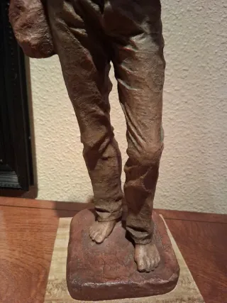 Figura Pasos Solitarios de Josep Bofill