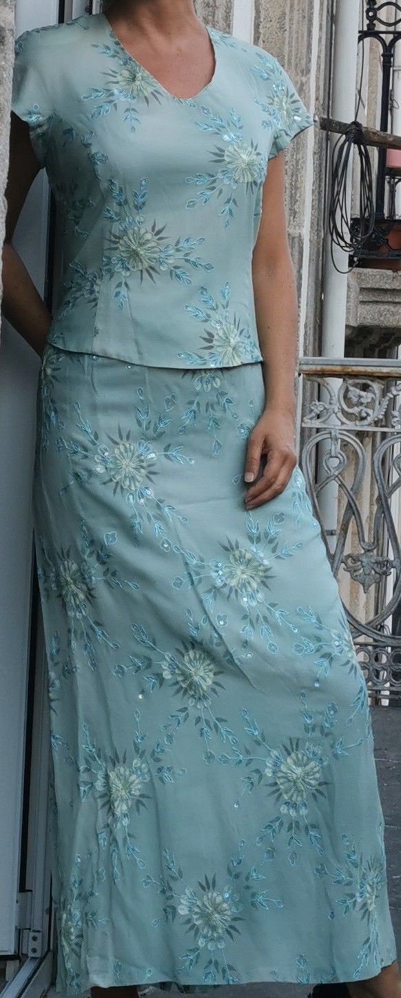 Vestido fiesta celeste flores bordadas 2 piezas