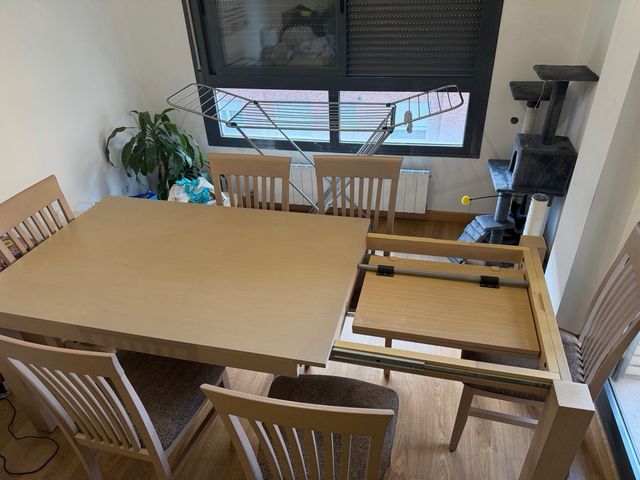 Mesa de comedor de madera