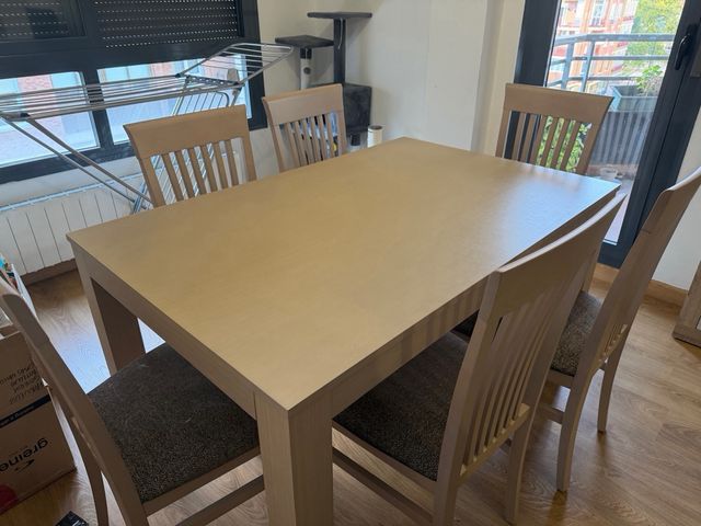 Mesa de comedor de madera