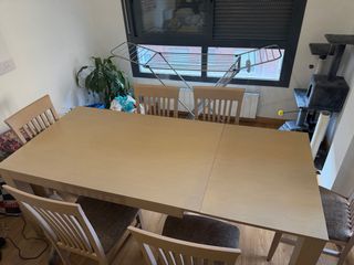 Mesa de comedor de madera