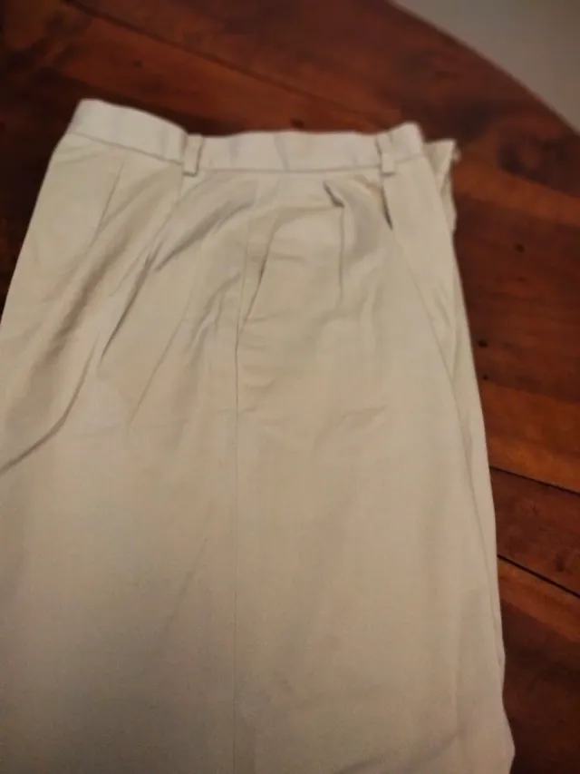 Pantalón de pinzas de señora beige