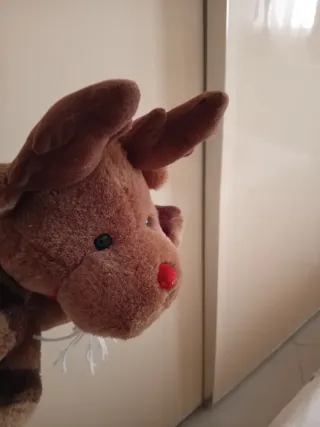 Peluche renna con sciarpa rossa
