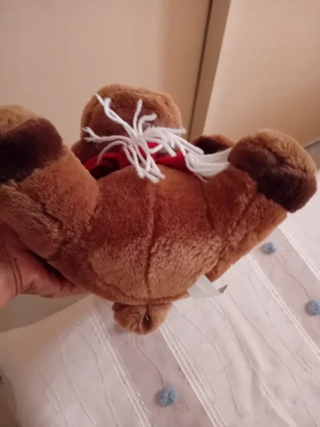 Peluche renna con sciarpa rossa