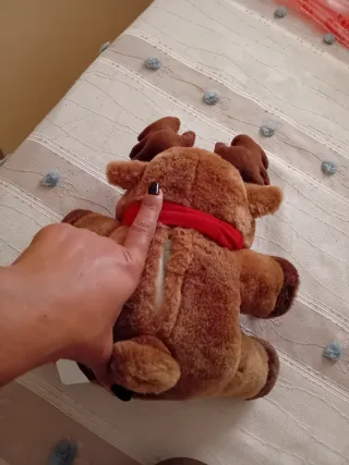 Peluche renna con sciarpa rossa