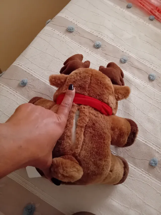 Peluche renna con sciarpa rossa
