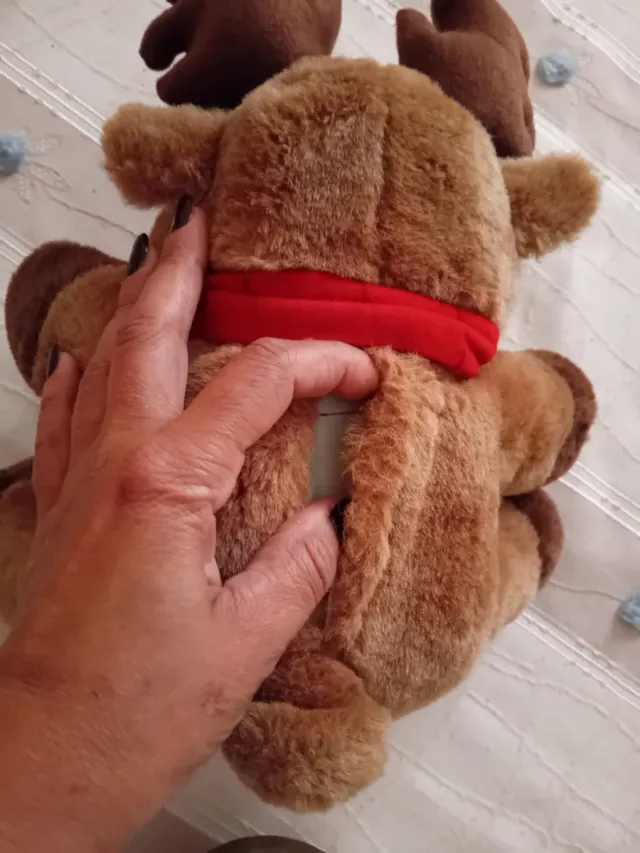 Peluche renna con sciarpa rossa