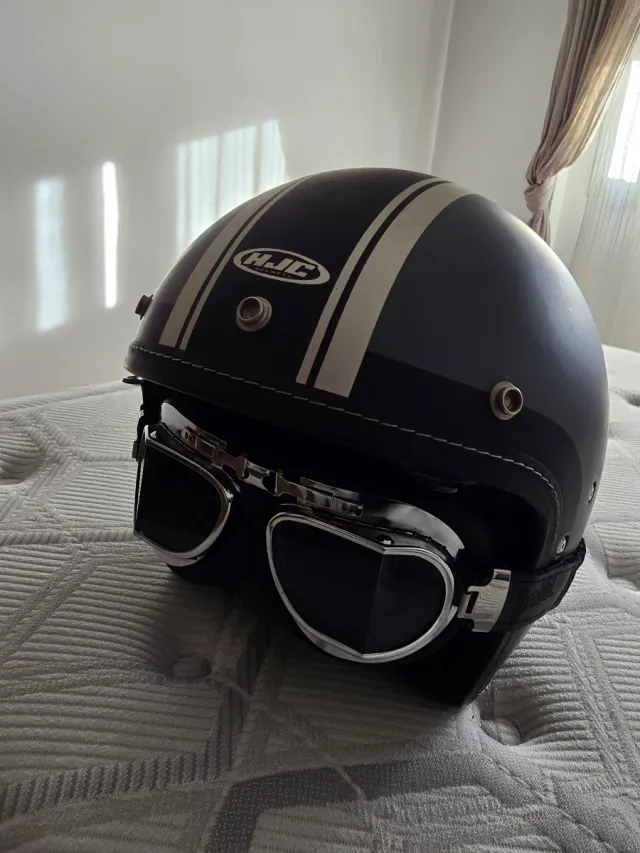 Casco HJC con gafas estilo retro de regalo talla S
