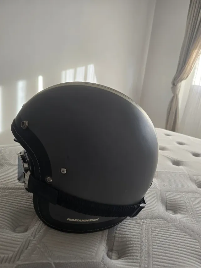 Casco HJC con gafas estilo retro de regalo talla S