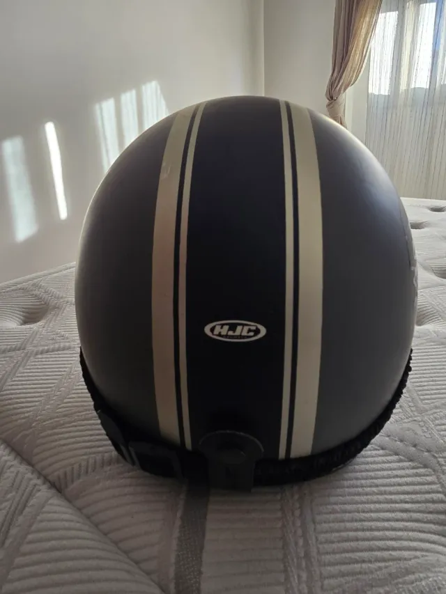 Casco HJC con gafas estilo retro de regalo talla S