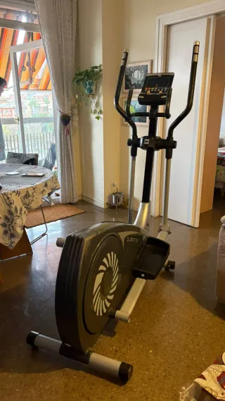 Bicicleta Elíptica BHi Quantum con pantalla LCD.