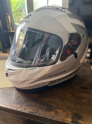 Casco MT Helmets Blanco y Gris