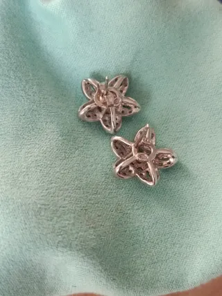 Pendientes oro y brillantes flor